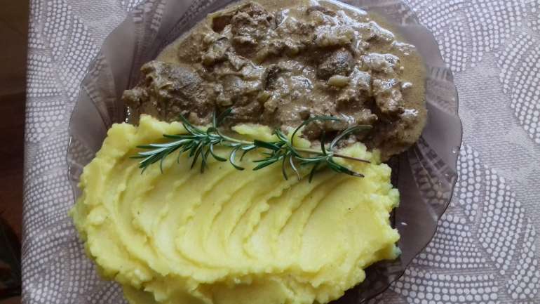 Dinsztelt máj